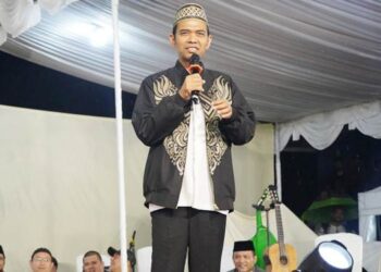 Ustadz Abdul Somad (UAS) tengah memberikan tausyiah dihadapan para jamaah dalam kegiatan Tabliqh Akbar yang dilaksanakan Pemkot Gorontalo, Sabtu (25/10/2025) malam, di Lapangan Taruna Remaja. (Foto: Prokopim)