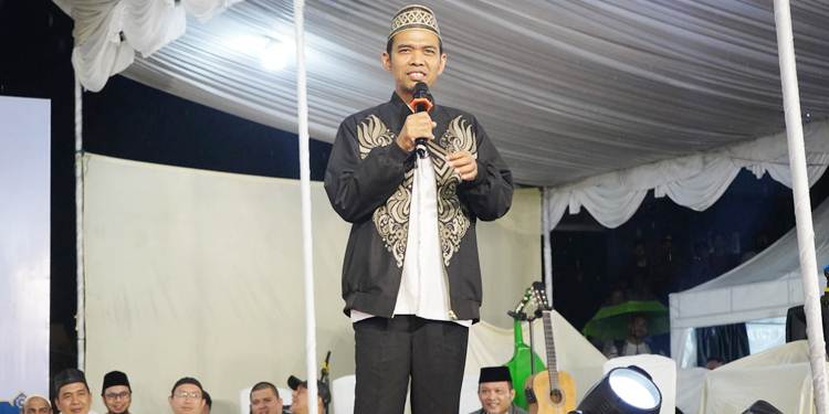 Ustadz Abdul Somad (UAS) tengah memberikan tausyiah dihadapan para jamaah dalam kegiatan Tabliqh Akbar yang dilaksanakan Pemkot Gorontalo, Sabtu (25/10/2025) malam, di Lapangan Taruna Remaja. (Foto: Prokopim)