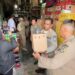 Petugas Satpol PP Kota Gorontalo tengah mengamankan Miras dari hasil penggerebekan yang dilakukan di salah satu toko yang ada di kompleks Pasar Jajan, Rabu (8/10/2025). (Foto: Prokopim)