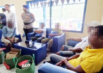 Lima nelayan pelaku penangkapan ikan dengan barang bukti alat setrum di Danau Limboto, tepatnya di Kelurahan Hunggaluwa, Kecamatan Limboto, Kabupaten Gorontalo, Senin (13/10). (F. Natharahman/ Gorontalo Post)