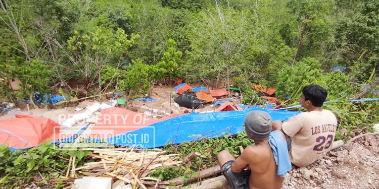 Para penambang ilegal yang sedang memantau tenda mereka yang akan dibongkar polisi(Foto: Roy/Gorontalo Post).