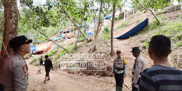 Kabag Ops Polres Boalemo Memantau langsung penertiban tambang ilegal di Desa Baru Kramat Kecamatan Paguyaman Kabupaten Boalemo(Foto: Roy/Gorontalo Post).