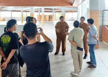 Plt Kadis Perdagin, Haryono Suronoto bersama Kabid Perdagangan, Faniar Doda tengah berdiskusi dengan pecinta hewan hias di lantai dua Pasar Sentral.