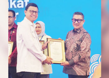 Wakil Wali Kota Gorontalo, Indra Gobel ketika menerima penghargaan Germas SAPA, Selasa (21/10/2025). (Foto: Prokopim)