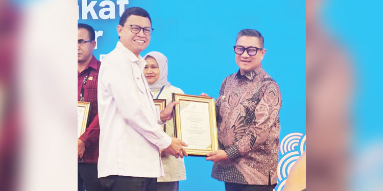 Wakil Wali Kota Gorontalo, Indra Gobel ketika menerima penghargaan Germas SAPA, Selasa (21/10/2025). (Foto: Prokopim)