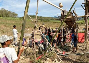 Personel Polres Boalemo melakukan penertiban di lokasi pertambangan illegal (PETI) yang ada di Kecamatan Paguyaman.
