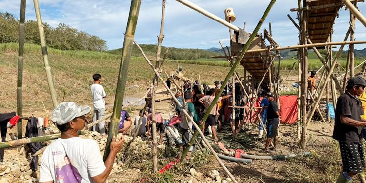 Personel Polres Boalemo melakukan penertiban di lokasi pertambangan illegal (PETI) yang ada di Kecamatan Paguyaman.