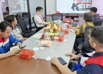 Tim PT Pertamina Patra Niaga Sulawesi melakukan kunjungan ke Aviation Fuel Terminal Sam Ratulangi terkait rencana dukungan terhadap rute internasional di Bandar Sam Ratulangi, Manado. (foto: dok/pertamina)