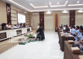 Asisten II Setda Provinsi Gorontalo Jamal Nganro didampingi Kadis Pertanian Muljady Mario serta pihak Kanwil BPN Gorontalo saat pertemuan membahas soal tuntutan masyarakat Paguyaman terhadap PG Gorontalo di gedung Inspektorat Provinsi Gorontalo. (Foto: Roy/Gorontalo Post).
