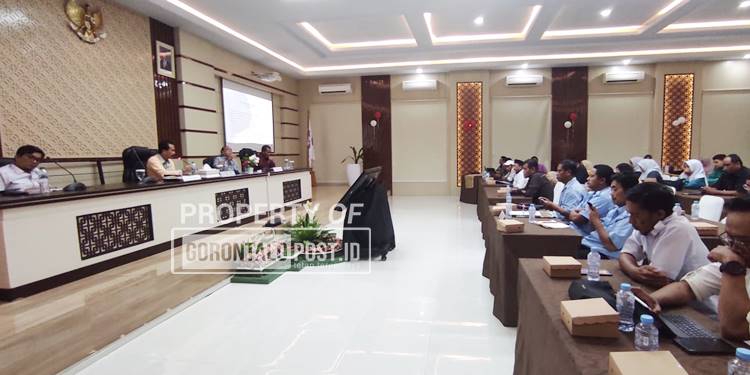 Asisten II Setda Provinsi Gorontalo Jamal Nganro didampingi Kadis Pertanian Muljady Mario serta pihak Kanwil BPN Gorontalo saat pertemuan membahas soal tuntutan masyarakat Paguyaman terhadap PG Gorontalo di gedung Inspektorat Provinsi Gorontalo. (Foto: Roy/Gorontalo Post).