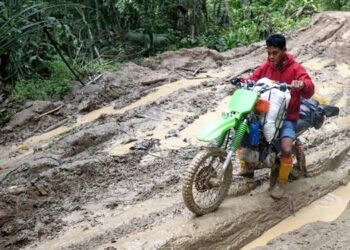 MIMPI PINOGU - Seorang tukang ojek berusaha melewati lumpur, akses satu-satunya menuju wilayah Pinogu, Bone Bolango. Masyarakat berharap mimpi memiliki akses jalan yang layak segera terwujud. (ANTARA FOTO/adiwinata)