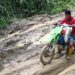 MIMPI PINOGU - Seorang tukang ojek berusaha melewati lumpur, akses satu-satunya menuju wilayah Pinogu, Bone Bolango. Masyarakat berharap mimpi memiliki akses jalan yang layak segera terwujud. (ANTARA FOTO/adiwinata)