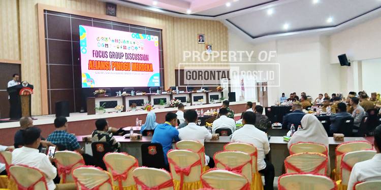 Suasana FGD Aliansi Pinogu Merdeka yang berlangsung di DPRD Bone Bolango, Senin (6/10).(foto Caisar Ntoma/Gorontalo Post)