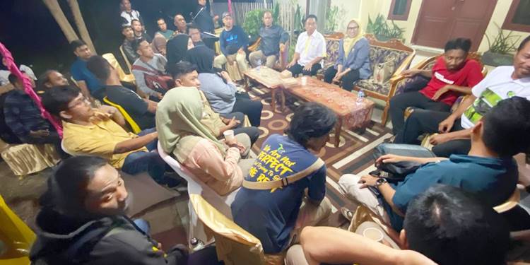 SUKSES PERAN SAKA - Ketua Satgas Pramuka Peduli Meyke Camaru, dan Ketua Harian Kwarda Susanto Liputo memimpin rapat Satgas Pramuka Peduli dalam rangka Peran Saka Nasional, Rabu (22/10). (foto: dok/kwarda)