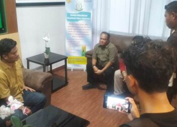 Perwakilan dari Massa Aliansi Mahasiswa Peduli Bone Bolango saat pertemuan dengan Asisintel Kejati Gorontalo membicarakan mengenai isu dugaan bag-bagi proyek di Kabupaten Bone Bolango, Rabu (29/10/2025).