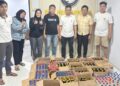 Kasat Narkoba Polres Gorontalo, Iptu Rudianto Simbala,S.H didampingi oleh anggota, saat memperlihatkan hasil sitaan minuman keras (Miras) dari sejumlah warung dan kios yang ada di wilayah Kabupaten Gorontalo.