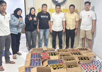 Kasat Narkoba Polres Gorontalo, Iptu Rudianto Simbala,S.H didampingi oleh anggota, saat memperlihatkan hasil sitaan minuman keras (Miras) dari sejumlah warung dan kios yang ada di wilayah Kabupaten Gorontalo.
