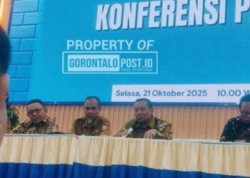 Rektor UMGO Kadim Masaong, saat memberikan keterangan pers terkait dosen hukum, Sitti Magfirah Makmur, yang diketahui membuat podcast bersama salah satu mahasiswa, Selasa (21/10). (F. Natharahman/ Gorontalo Post)