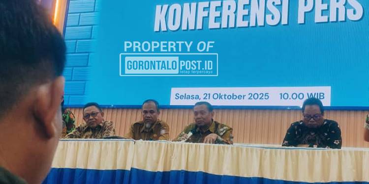 Rektor UMGO Kadim Masaong, saat memberikan keterangan pers terkait dosen hukum, Sitti Magfirah Makmur, yang diketahui membuat podcast bersama salah satu mahasiswa, Selasa (21/10). (F. Natharahman/ Gorontalo Post)