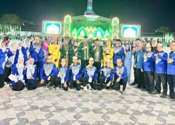 Gubernur Gorontalo Gusnar Ismail, bersama Ketua TP PKK Nani Mokodongan, dan kafilah Gorontalo pada STQH Nasional ke-XXVIII di Kendari, Sulawesi Tenggara, pekan lalu. (Foto : Istimewa)