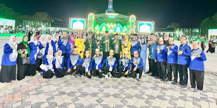 Gubernur Gorontalo Gusnar Ismail, bersama Ketua TP PKK Nani Mokodongan, dan kafilah Gorontalo pada STQH Nasional ke-XXVIII di Kendari, Sulawesi Tenggara, pekan lalu. (Foto : Istimewa)