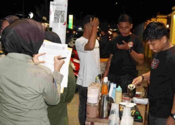 Tim gabungan yang terdiri dari personel Satuan Polisi Pamong Praja (Satpol PP) Provinsi Gorontalo, Dinas Perhubungan dan juga Dinas Kominfo, saat melakukan penertiban di wilayah Jalan Jhon Aryo Katili.