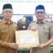 Sekda Kota Gorontalo, Ismail Madjid ketika menyerahkan Ranperda APBD 2026 ke Ketua DPRD Kota Gorontalo, Irwan Hunawa, Senin (6/10/2025). (Foto: Prokopim)