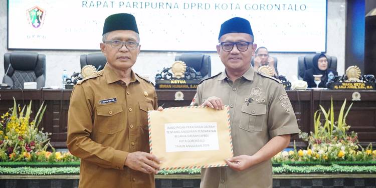 Sekda Kota Gorontalo, Ismail Madjid ketika menyerahkan Ranperda APBD 2026 ke Ketua DPRD Kota Gorontalo, Irwan Hunawa, Senin (6/10/2025). (Foto: Prokopim)