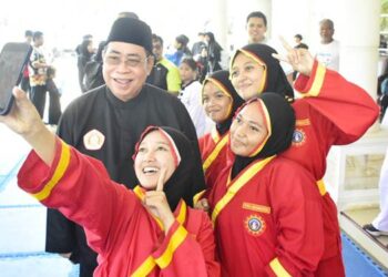 Wali Kota Gorontalo, Adhan Dambea ketika melakukan foto bersama dengan pesilat usai dirinya melaunching Turnamen Pencak Silat yang memperebutkan Wali Kota Cup, Ahad (19/10/2025). (Foto: Prokopim)