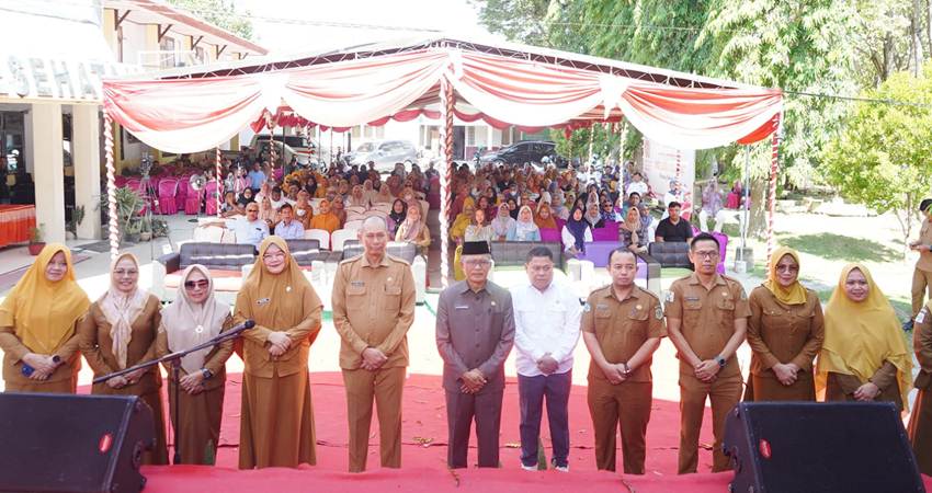 Sekda Kota Gorontalo, Ismail Madjid ketika foto bersama dengan peserta kegiatan gerakan cegah stunting di halaman kantor Dinas Kesehatan, Selasa (30/9/2025). (Foto: Prokopim)