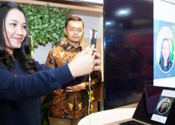 KEAMANAN PELANGGAN: Telkomsel bersama Komdigi kembali melakukan uji coba registrasi pelanggan jasa telekomunikasi menggunakan data kependudukan biometrik di GraPARI Graha Merah Putih, Jakarta (7/10) lalu. (foto: dok/telkomsel)