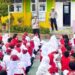 Kanit Kamsel, Aipda Fitrajaya Montu bersama anggota, memberikan edukasi kepada siswa sekolah dasar tentang tertib berlalu lintas.