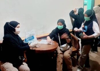 Petugas BNNK Pohuwato saat melakukan pemeriksaan urine secara mendadak terhadap pengunjung tempat hiburan malam, pengunjung penginapan maupun hotel.