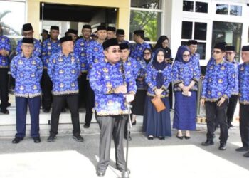 Wali Kota Gorontalo, Adhan Dambea ketika memberikan arahan kepada ribuan PPPK paruh waktu di halaman kantor wali kota, pekan kemarin.