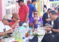 MAKAN. Suasana Bupati Sofyan Puhi dan Wakil Bupati Tony S Junus bersama sejumlah pimpinann OPD makan di warung kaki Lima kawasan pasmolim.