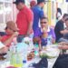 MAKAN. Suasana Bupati Sofyan Puhi dan Wakil Bupati Tony S Junus bersama sejumlah pimpinann OPD makan di warung kaki Lima kawasan pasmolim.