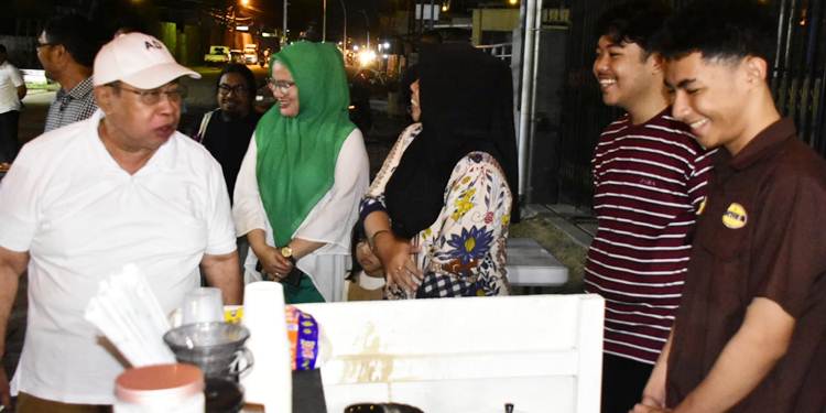 Wali Kota Gorontalo, Adhan Dambea ketika melihat salah satu pelaku UMKM yang berjualan di trotoar Jalan Hos Cokroaminoto, beberapa waktu lalu. (Foto: Prokopim)