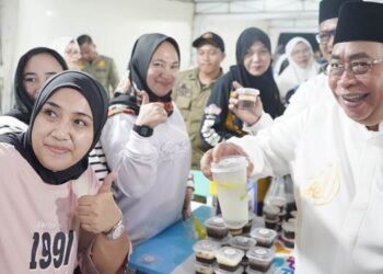 Usai kegiatan Tabliqh Akbar, Wali Kota Gorontalo, Adhan Dambea mengunjungi booth UMKM yang disediakan Pemerintah Kota Gorontalo, Sabtu (25/10/2025). (Foto: Prokopim)