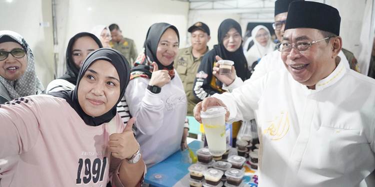 Usai kegiatan Tabliqh Akbar, Wali Kota Gorontalo, Adhan Dambea mengunjungi booth UMKM yang disediakan Pemerintah Kota Gorontalo, Sabtu (25/10/2025). (Foto: Prokopim)