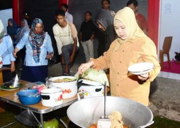 Wagub Idah Syahidah Rusli Habibie saat memasak nasi goreng untuk sangga kerja di lokasi Peran Saka Nasional di Bumi Perkemahan Bongohulawa, Limboto, Selasa (21/10) malam. (Foto – Nova/Diskominfotik)