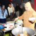 Wagub Idah Syahidah Rusli Habibie saat memasak nasi goreng untuk sangga kerja di lokasi Peran Saka Nasional di Bumi Perkemahan Bongohulawa, Limboto, Selasa (21/10) malam. (Foto – Nova/Diskominfotik)