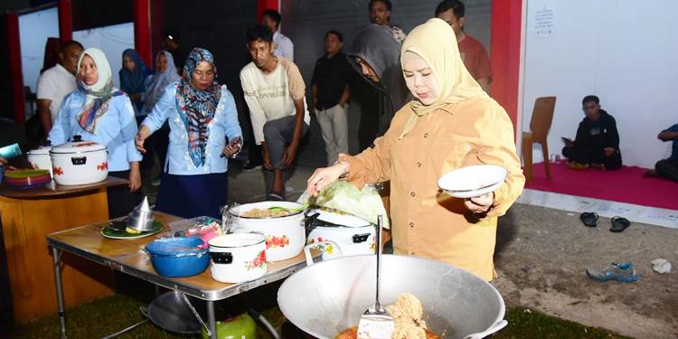 Wagub Idah Syahidah Rusli Habibie saat memasak nasi goreng untuk sangga kerja di lokasi Peran Saka Nasional di Bumi Perkemahan Bongohulawa, Limboto, Selasa (21/10) malam. (Foto – Nova/Diskominfotik)