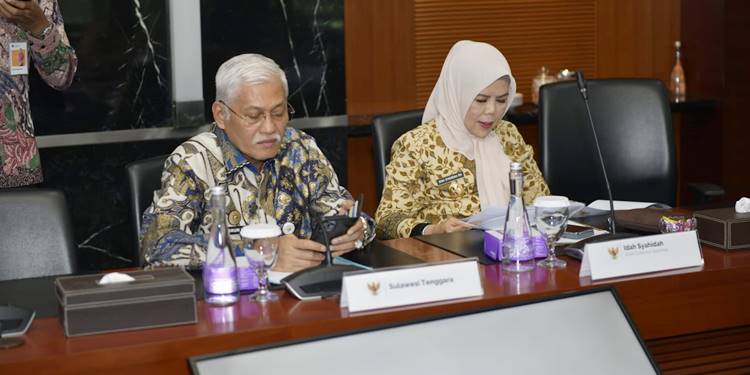 Wakil Gubernur Gorontalo Idah Syahidah Rusli menyampaikan protes kepada Menteri Keuangan Purbaya Yudhi Sadewa, di Jakarta, terkait kebijakan pemotongan anggaran transfer, Selasa (7/10). (Foto – Istimewa)