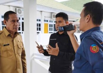 Kadis Diknas Kota Gorontalo Dr. Lukman Kasim, M. Pd saat memberikan keterangan kepada awak media di kantor Walikota Gorontalo baru-baru ini. (Foto: Istimewa).