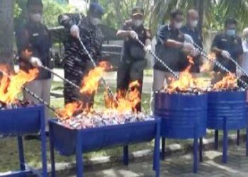 Bea Cukai Gorontalo saat memusnahkan barang bukti 376 Ribu Batang Rokok Ilegal dengan cara dibakar.