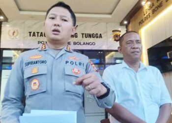 Bone Bolango, AKBP Supriantoro, saat memberikan keterangan kepada awak media terkait dugaan kasus pidana persetubuhan terhadap anak di Bone Bolango. (Foto: Natharahman/ Gorontalo Post)