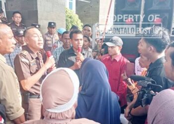 Asisten Pengawasan Mulyadi menerima masa aksi unjuk rasa yang digelar di Kejati Gorontalo, Rabu (8/10/2025). (Foto: Jalal/Gorontalo Post).