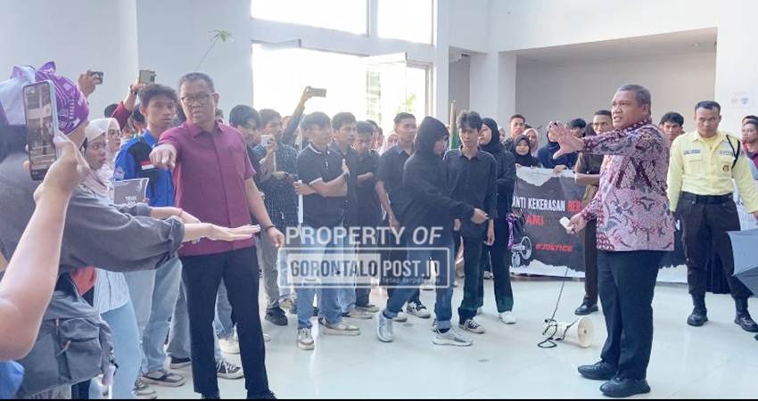 Massa aksi saat bertemu dan berdialog bersama dengan massa aksi, Rabu (1/10/2025). (F. Diyanti/Gorontalo Post)