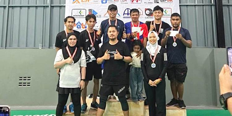 Ketua TUK P3SM Gorontalo Amelia Lihawa, perwakilan TUK Bone Bolango Hamdan Abubakar dan Ulyan Delatu foto bersama para pemenang ganda putra usai penyerahan medali dan hadiah.