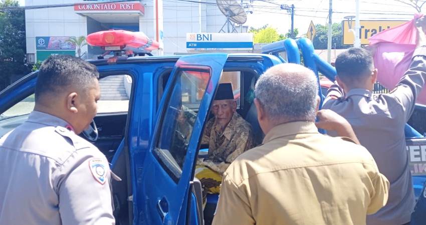 Kakek yang terlantar tinggal di emperan jalan Jhon Aryo Katili (eks, Andalas) saat dijemput petugas gabungan dari Polsek Kota Tengah, aparat kecamatan, hingga Dinsos Kota Gorontalo.